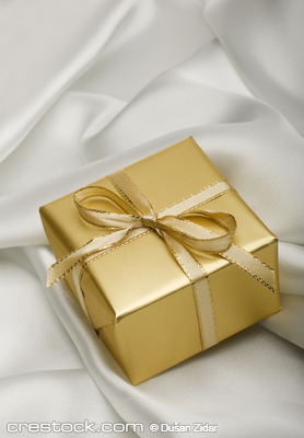 golden present with a note on silver silk close up